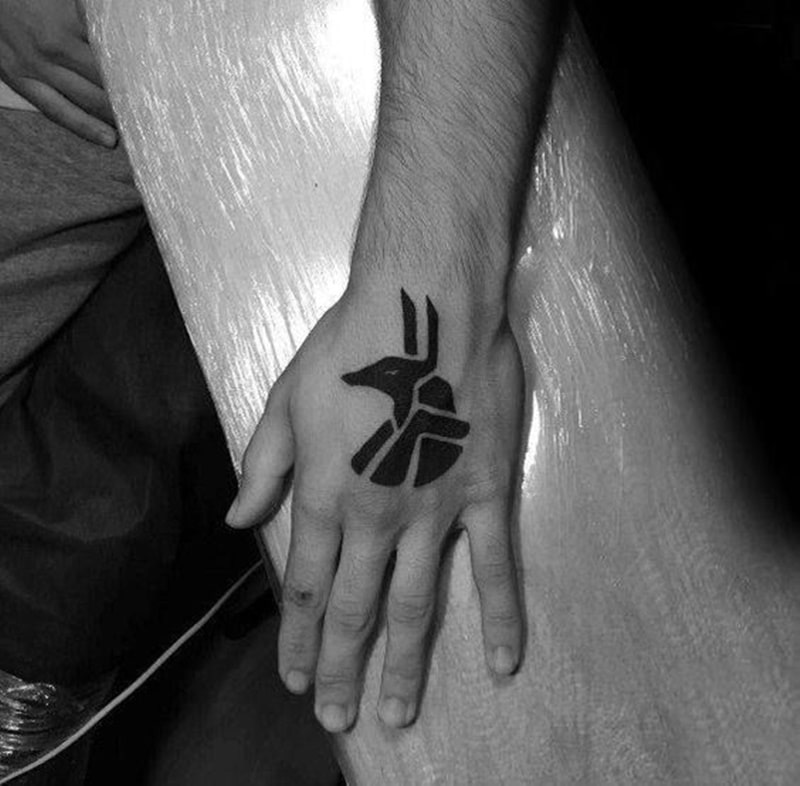 tatouages ​​à la main