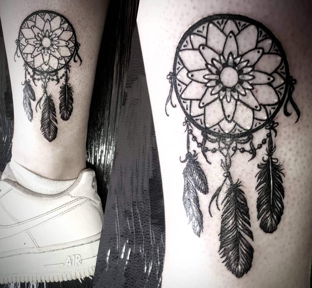 tatouage attrape rêves capteur de rêve amérindien plumes cerceaux cercles cou cuisse épaule homme femme