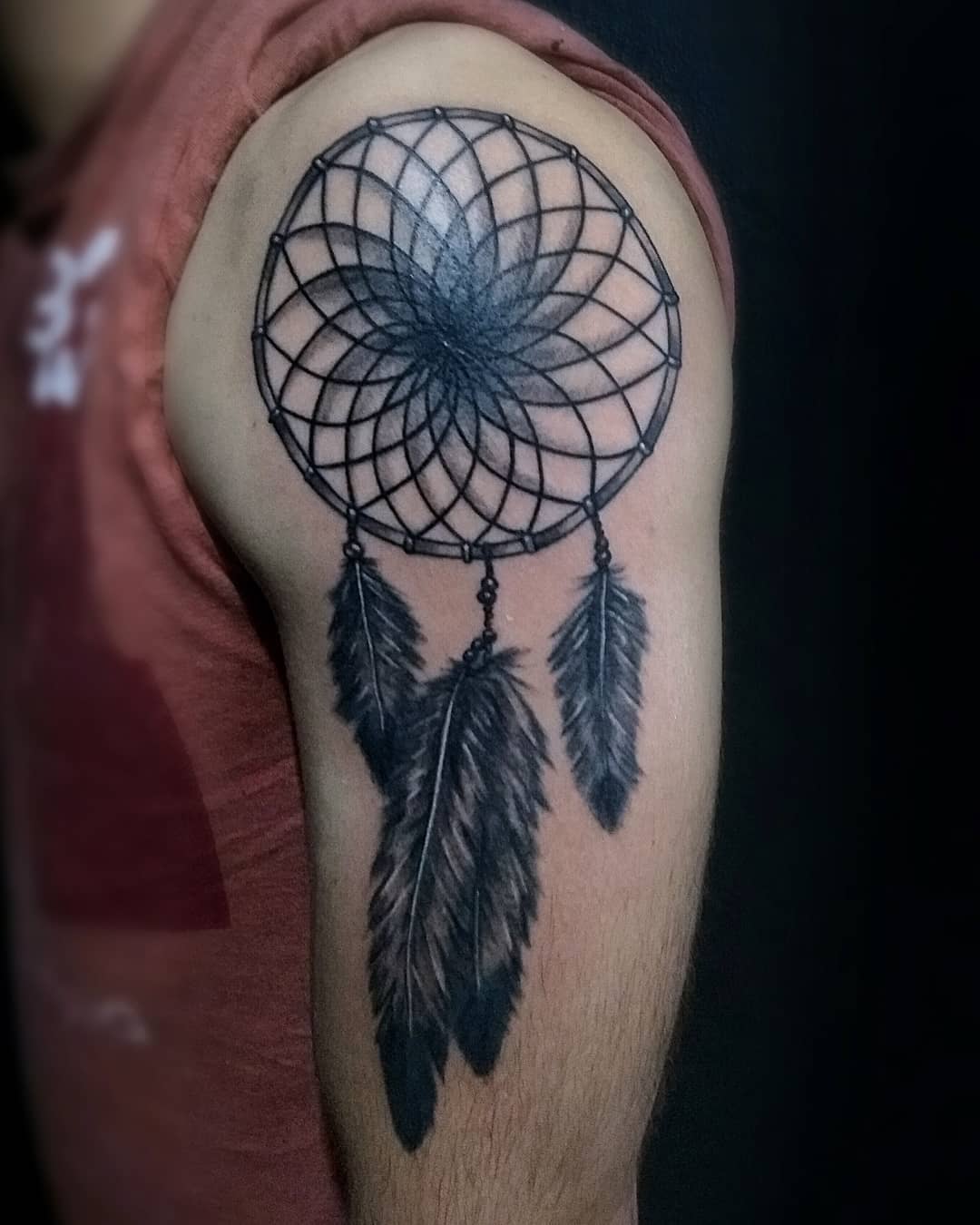 tatouage attrape rêves capteur de rêve amérindien plumes cerceaux cercles cou cuisse épaule homme femme
