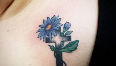 125+ Daisy Tattoo Ideas You Can Go For [+ Meanings]